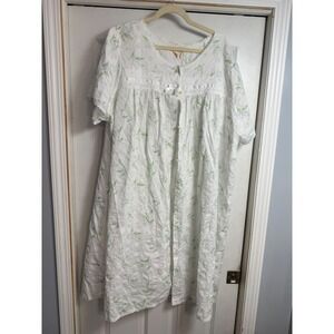 Carriage Court Woman White Floral Short Sleeve Nightgown & Coat Button stain